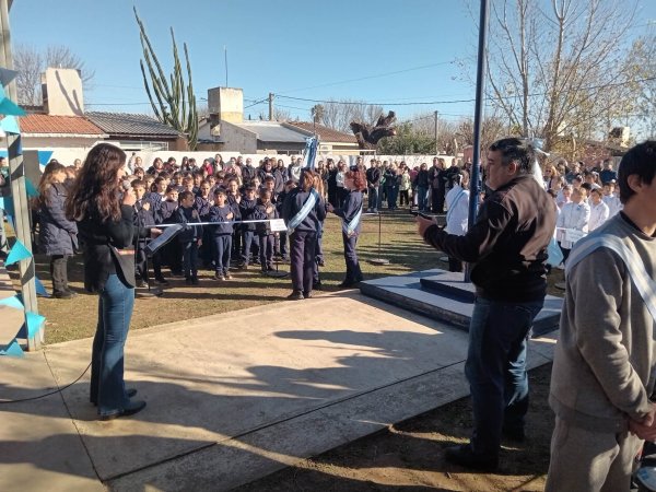 EMOTIVO ACTO POR EL D&Iacute;A DE LA BANDERA 