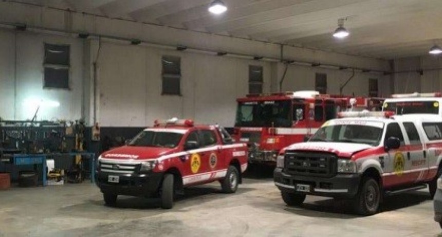 BOMBEROS TRABAJA CON DOS GUARDIAS