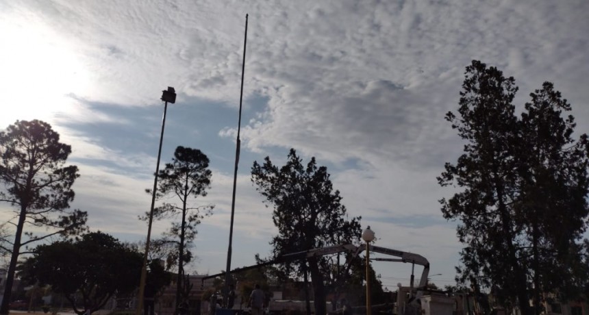 NUEVO MÁSTIL EN LA PLAZA