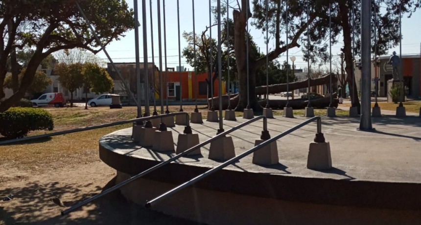 VANDALISMO EN LA PLAZA DEL PUEBLO