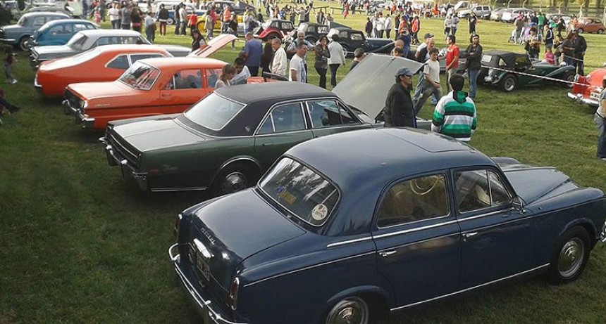 GRAN EXPO DE AUTOS EN EL PASEO DE LA HERMANDAD