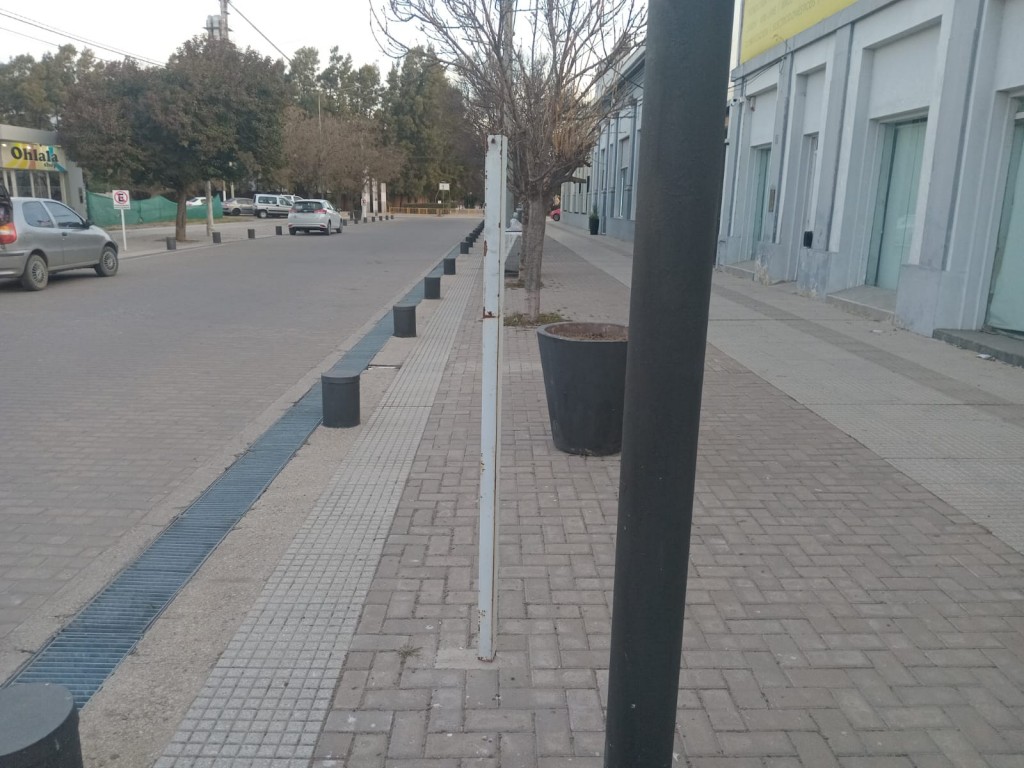 ESTACIONAMIENTO SOBRE MANO IZQUIERDA EN LA PEATONAL
