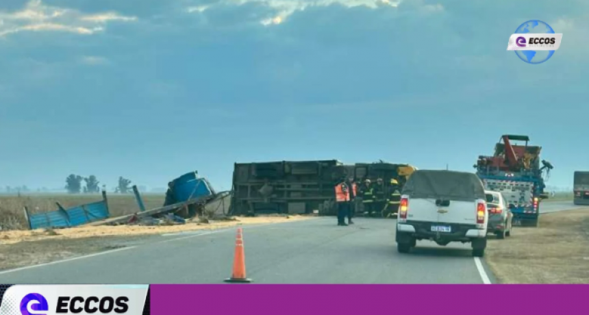 VUELCO EN SOLITARIO DE UN CAMIÓN EN RUTA 3