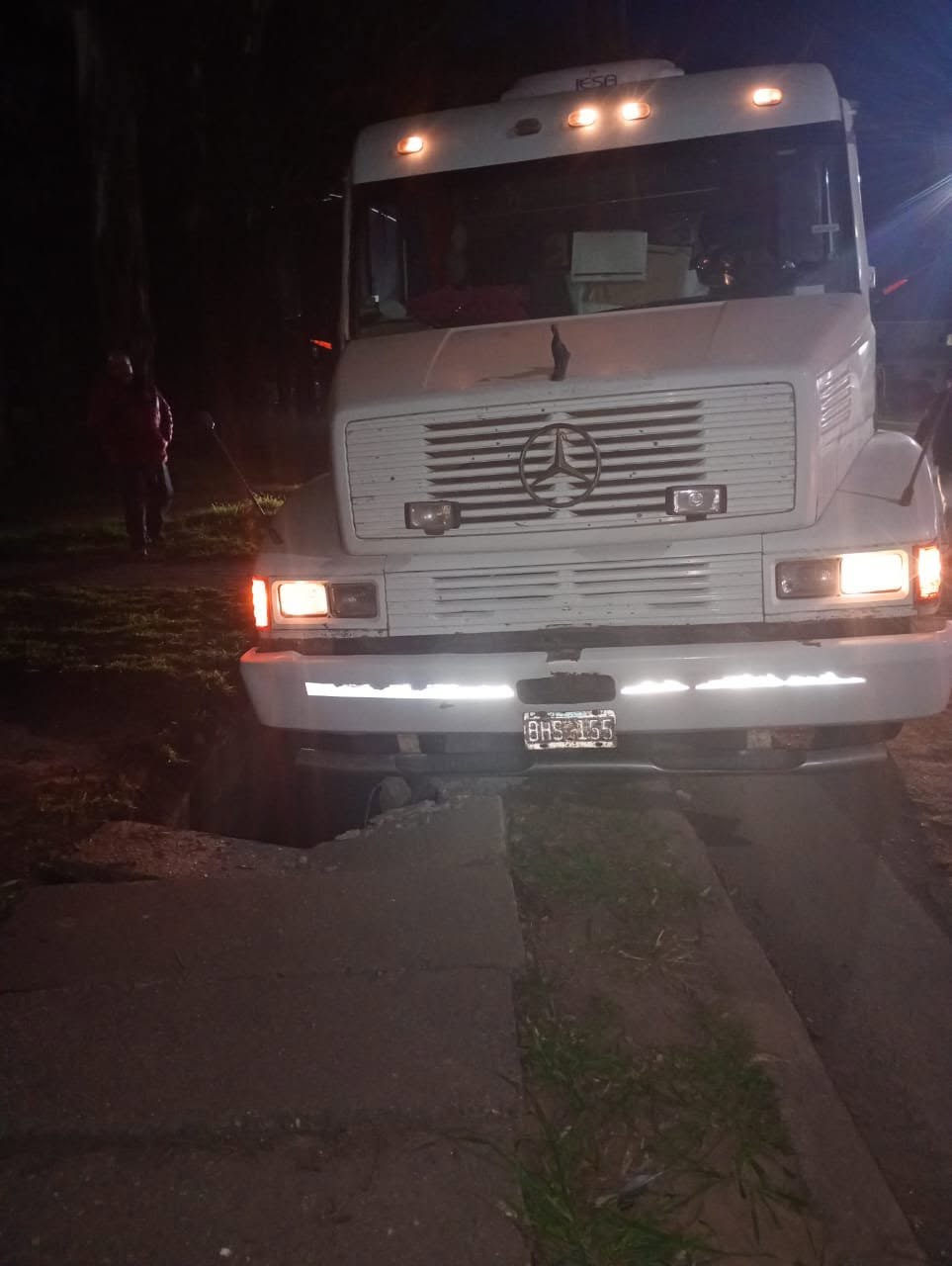 CAMIONERO OCASION&Oacute; DESTROZOS EN LOSETAS DE CEMENTO
