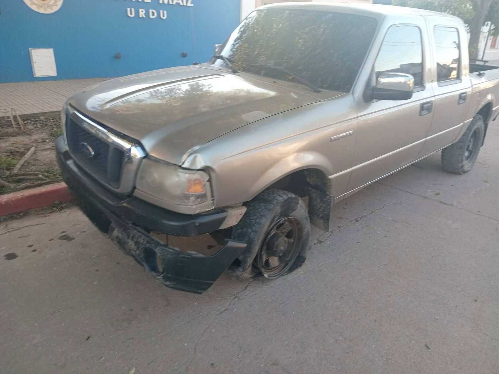CONDUCTOR DE CAMIONETA CHOC&Oacute; CONTRA UN CORD&Oacute;N