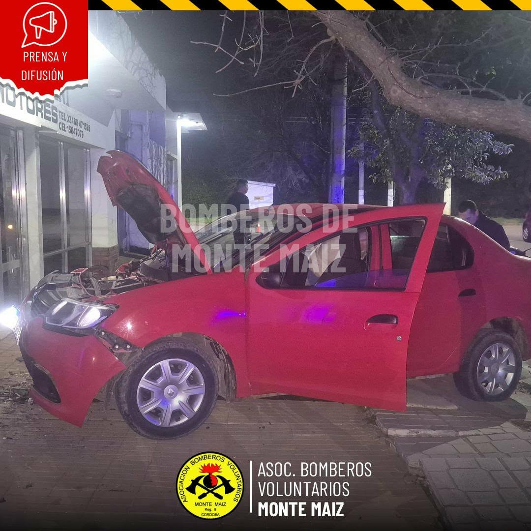 VIOLENTO CHOQUE DE UN AUTO CONTRA UN LOCAL COMERCIAL