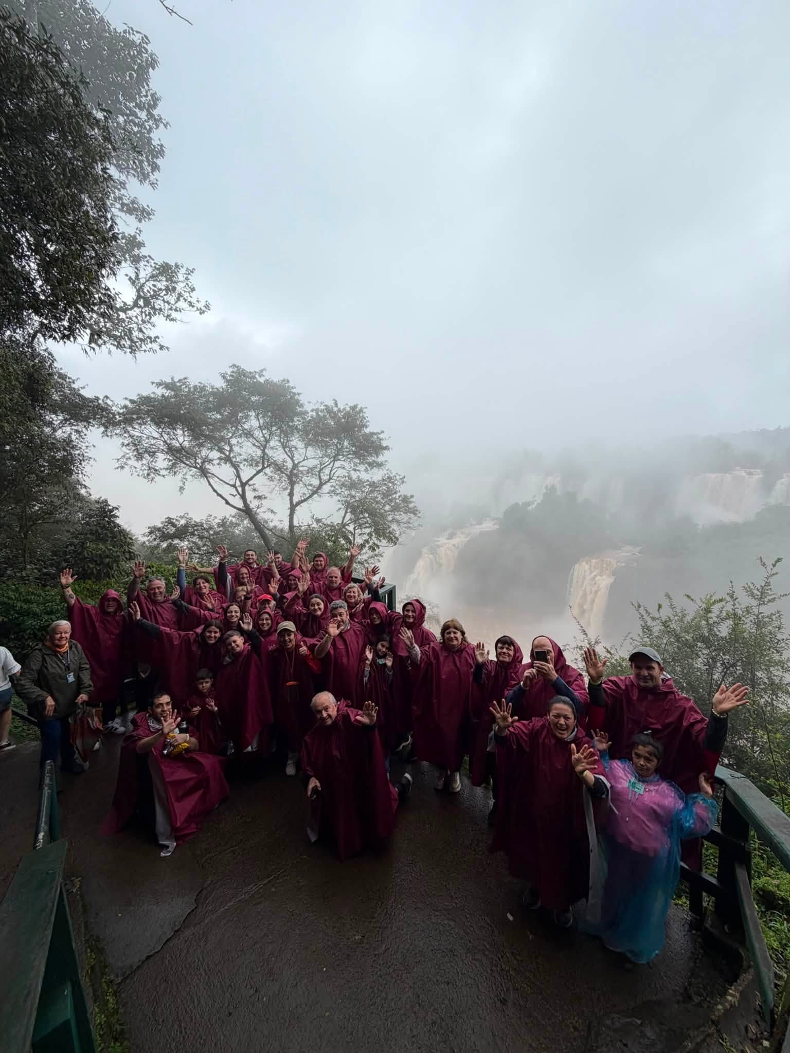 LOS VIAJEROS DEL GAUCHITO DISFRUTAN DE LAS CATARATAS
