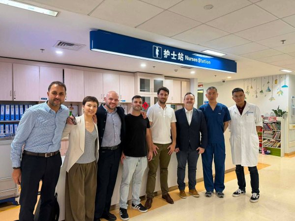 EMANUEL ROMERO EN CHINA: NEUROCIRUG&Iacute;AS CON ROBOTS