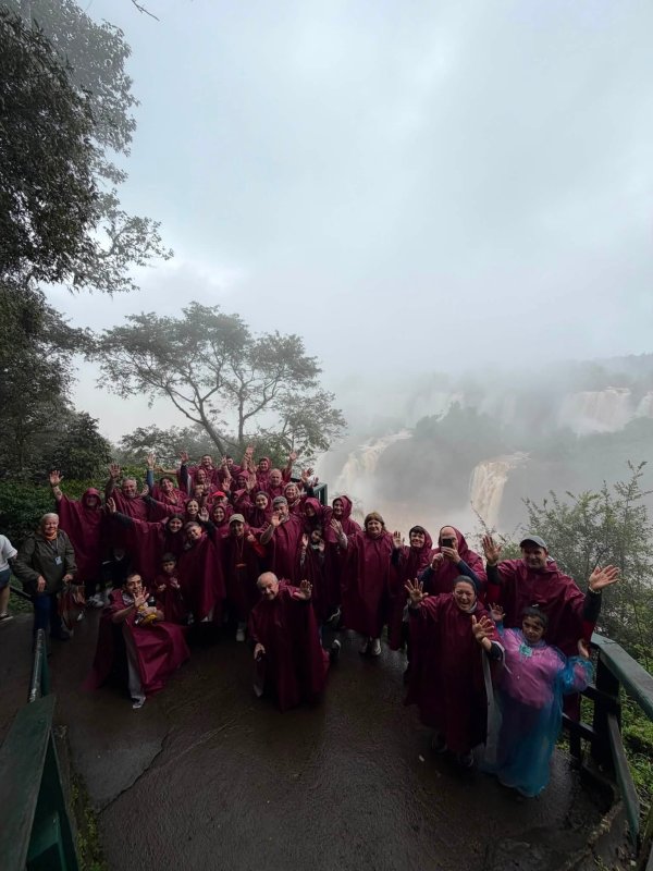LOS VIAJEROS DEL GAUCHITO DISFRUTAN DE LAS CATARATAS