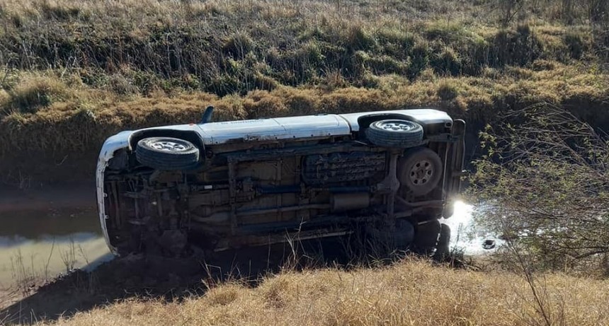 VUELCO DE CAMIONETA EN CAMINO RURAL