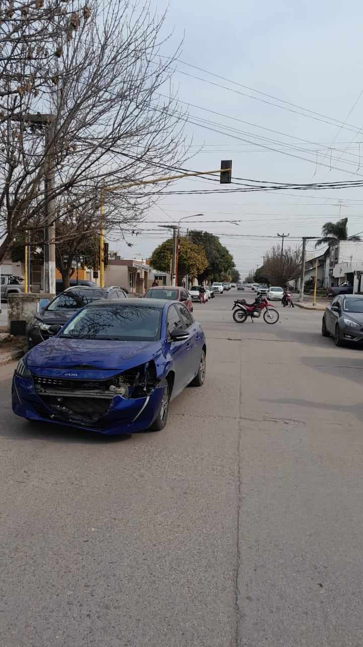 CHOQUE DE TRES AUTOS EN ESQUINA CON SEMÁFOROS