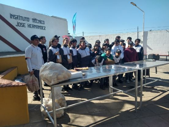 GRAN ASADO EN EL INSTITUTO JOSÉ HERNÁNDEZ