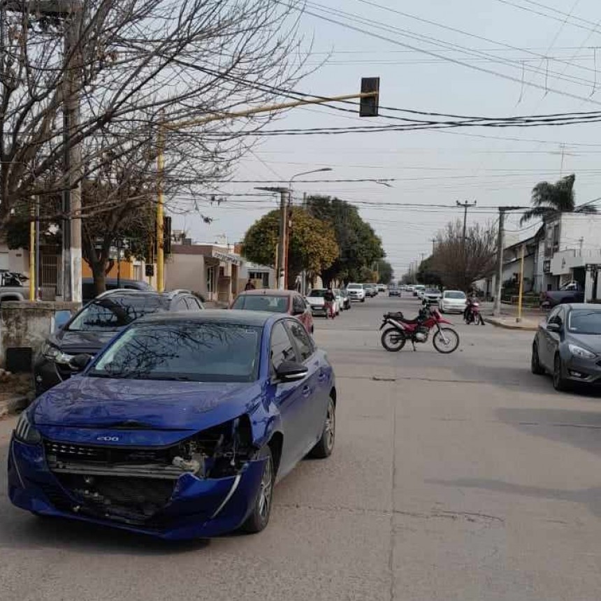 CHOQUE DE TRES AUTOS EN ESQUINA CON SEMÁFOROS