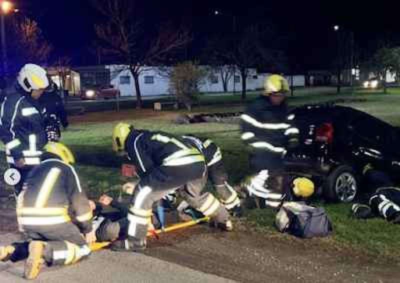 LEONES: AUTO DESPISTÓ Y TERMINÓ EN UN CANAL DE DESAGÜES