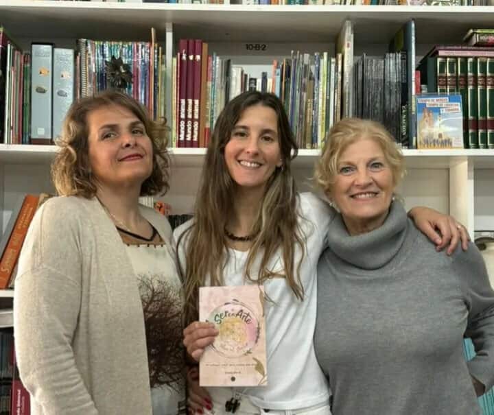 AUTORA LOCAL PRESENTÓ SU LIBRO EN LA BIBLIOTECA MITRE