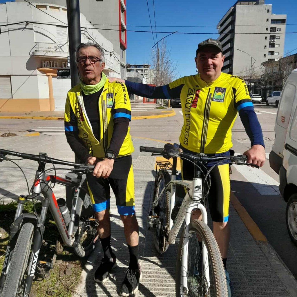 DOS CICLISTAS DE MONTE MAÍZ EN JUSTINIANO POSSE