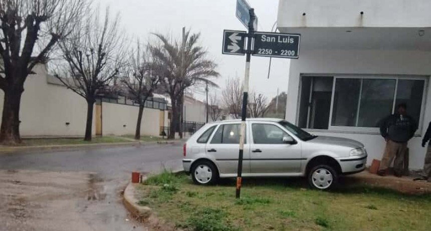 MUJER SE DESCOMPENSÓ MIENTRAS MANEJABA