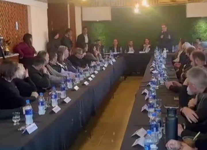 DOS COMUNIDADES REGIONALES: UNA SOLA REUNI&Oacute;N