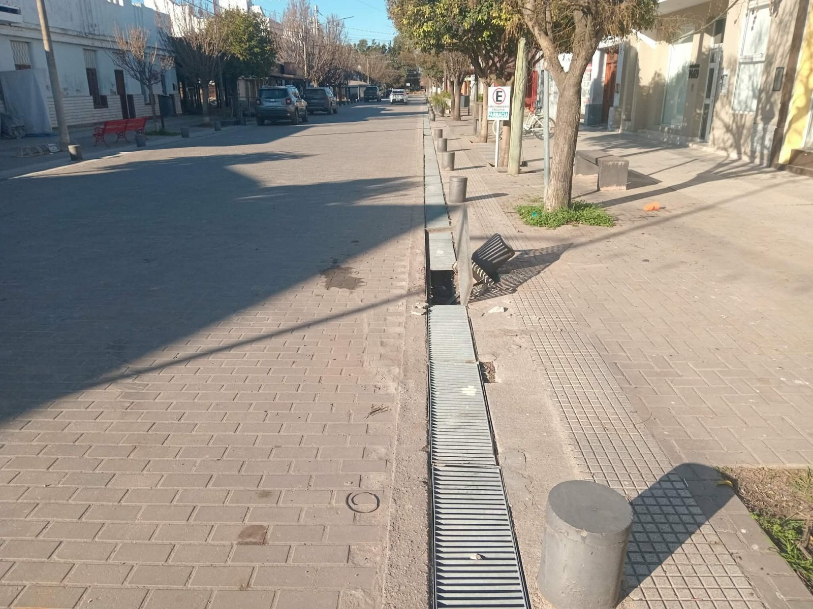 UN AUTO CHOC&Oacute; CON UN BOLARDO