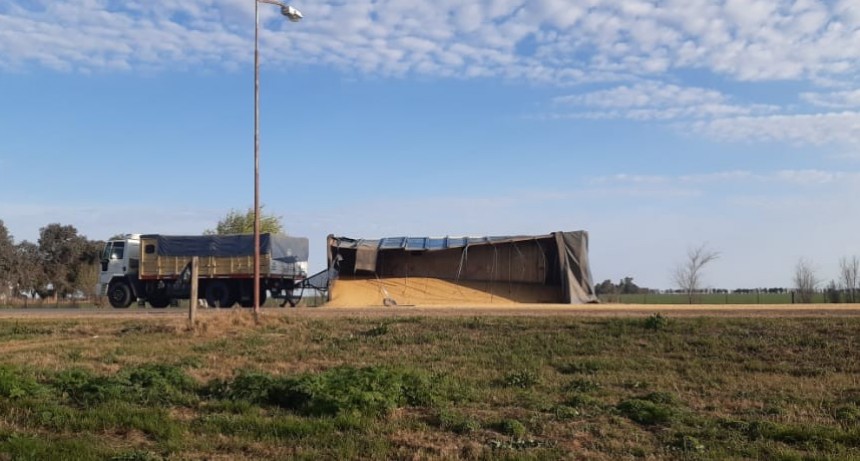 PASCANAS: VUELCO DE ACOPLADO CARGADO CON SOJA