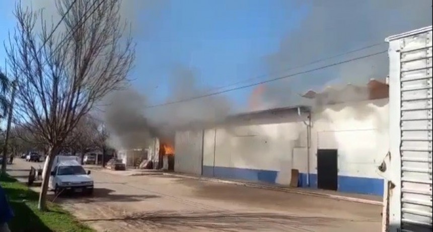 MONTE BUEY: INCENDIO EN DEPÓSITO DE SUPERMERCADO