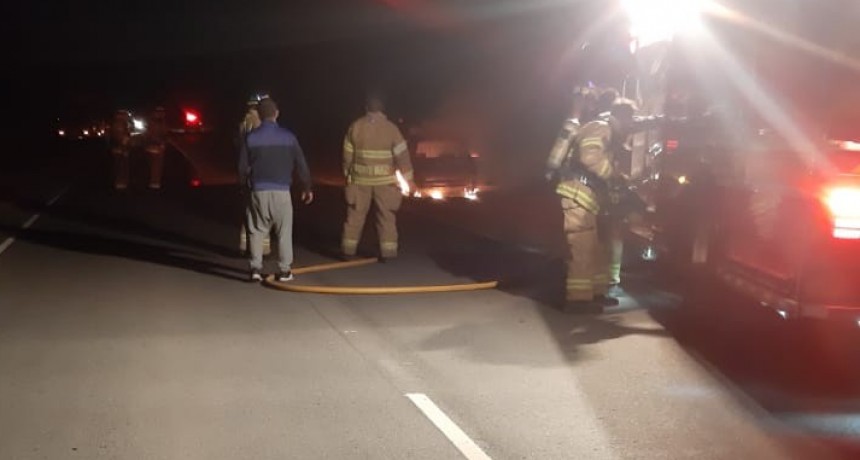 INCENDIO DE UN AUTO EN RUTA 3