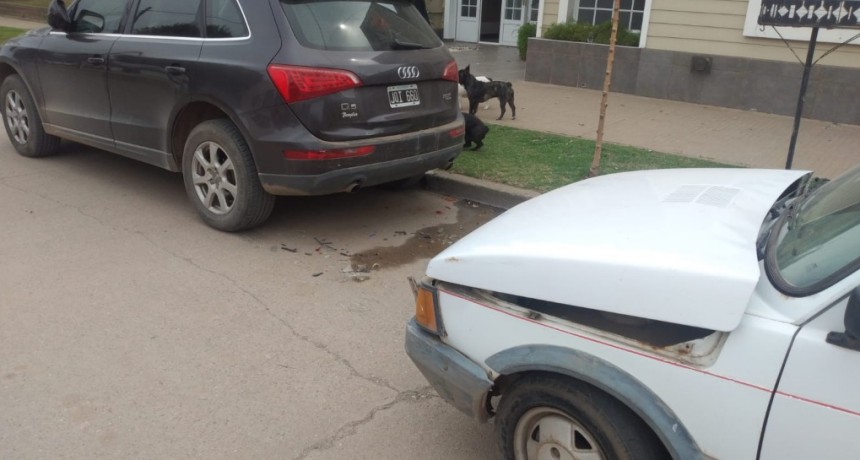 AUTO COLISIONÓ CON OTRO QUE ESTABA ESTACIONADO