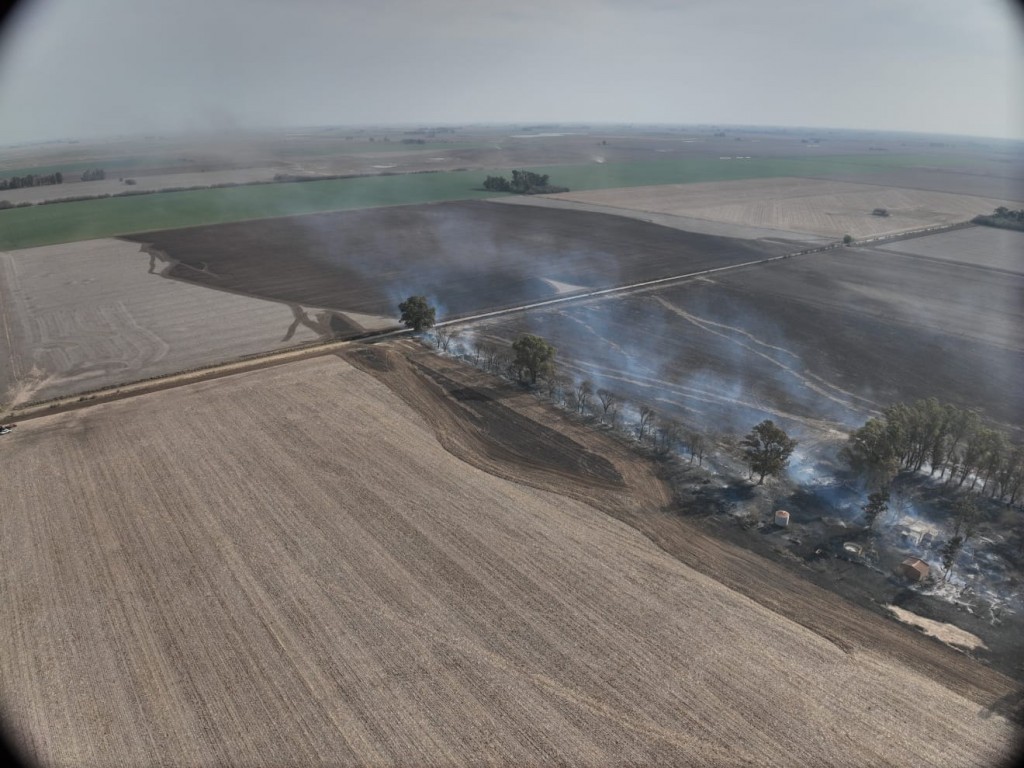 INCENDIO DE BANQUINA QUE SE PROPAGÓ A UN CAMPO