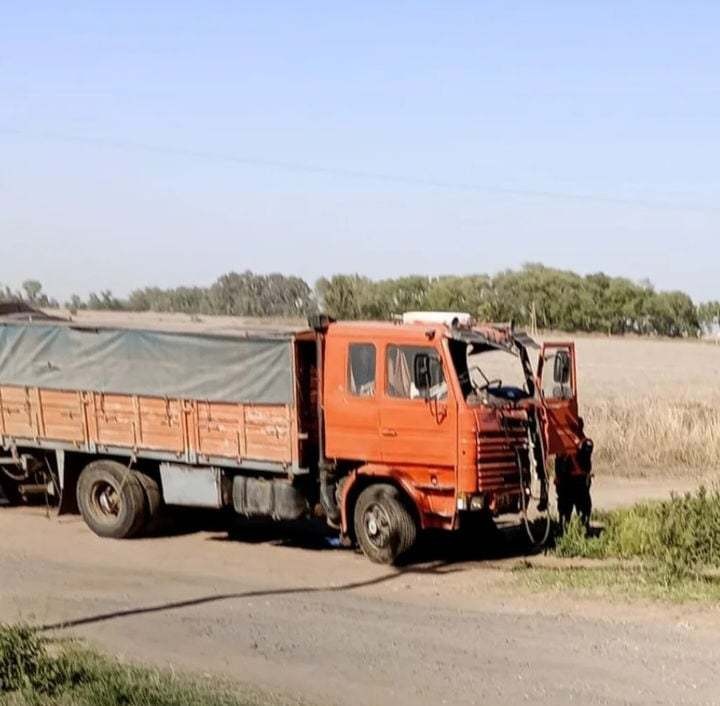 CAMIÓN CHOCÓ POSTE DE LUZ EN RUTA 11