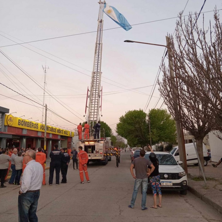 LLEGÓ EL CAMIÓN NUEVO DE BOMBEROS