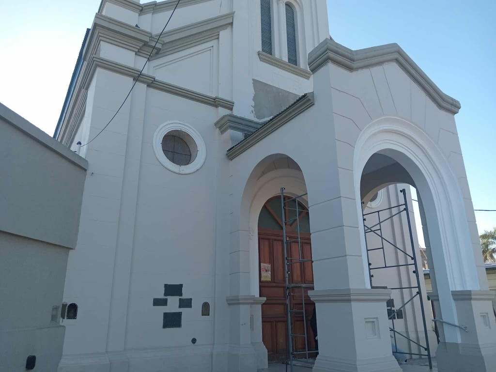ESTÁN PINTANDO LA PARROQUIA