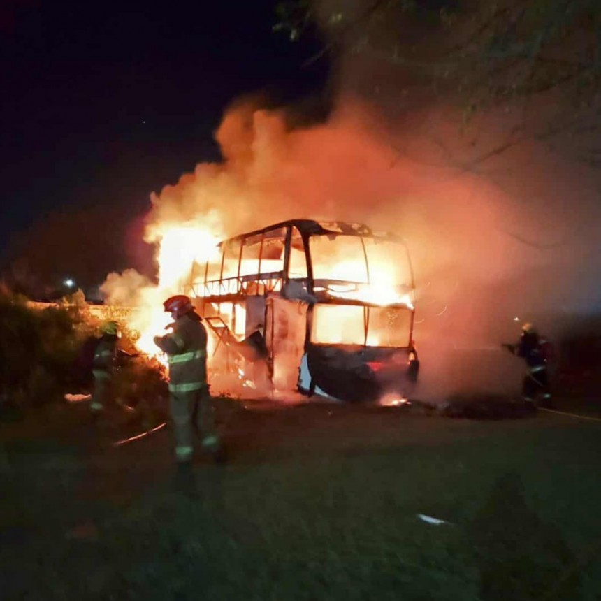 INCENDIO DE UN COLECTIVO EN MARCOS JUÁREZ