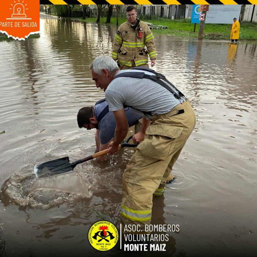 BOMBEROS DESTAPARON DESAGÜES EN CALLE MISIONES
