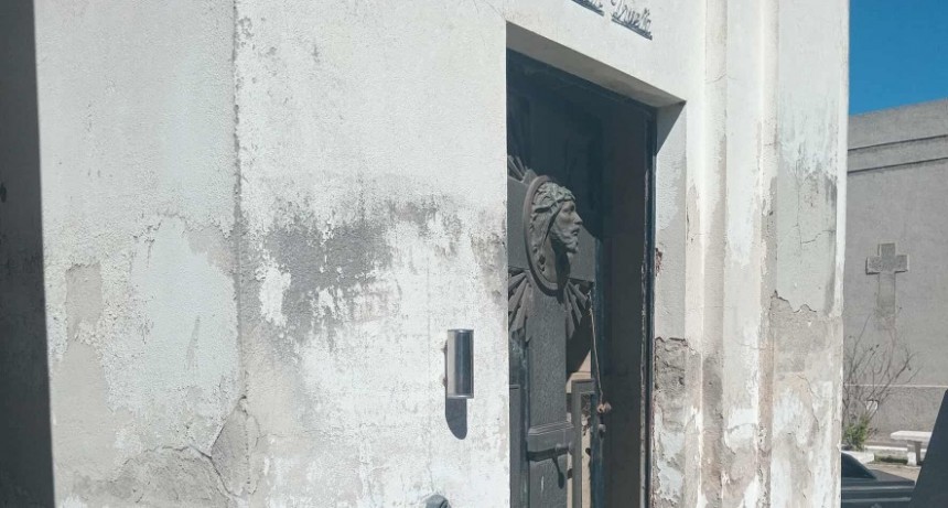 VANDALISMO, ROBO DE PLACAS Y HEREJÍA EN EL CEMENTERIO