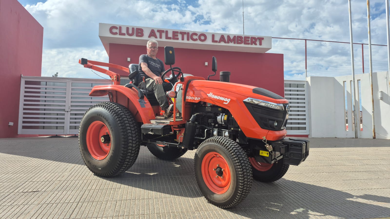 LAMBERT ADQUIRI&Oacute; UN NUEVO TRACTOR