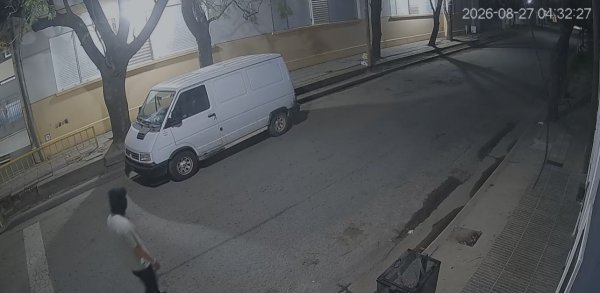 DA&Ntilde;OS EN UN UTILITARIO PARA ROBAR DOS BOLSAS DE PAPAS
