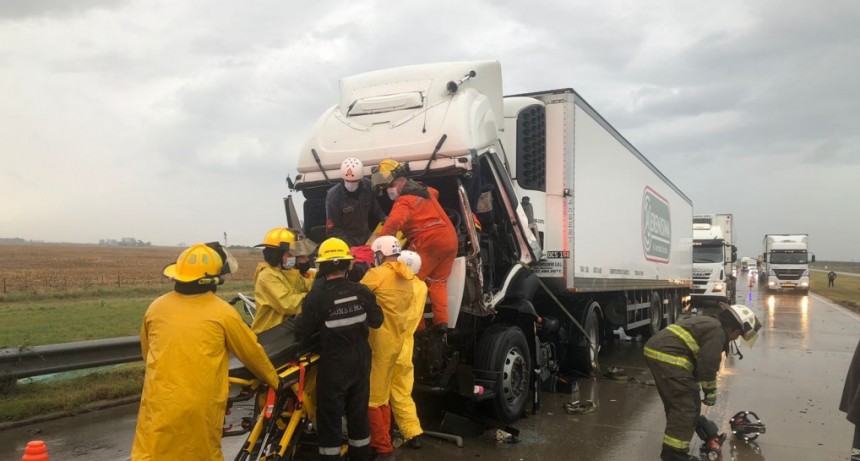 BELL VILLE: COLISIÓN DE CAMIONES EN LA AUTOPISTA