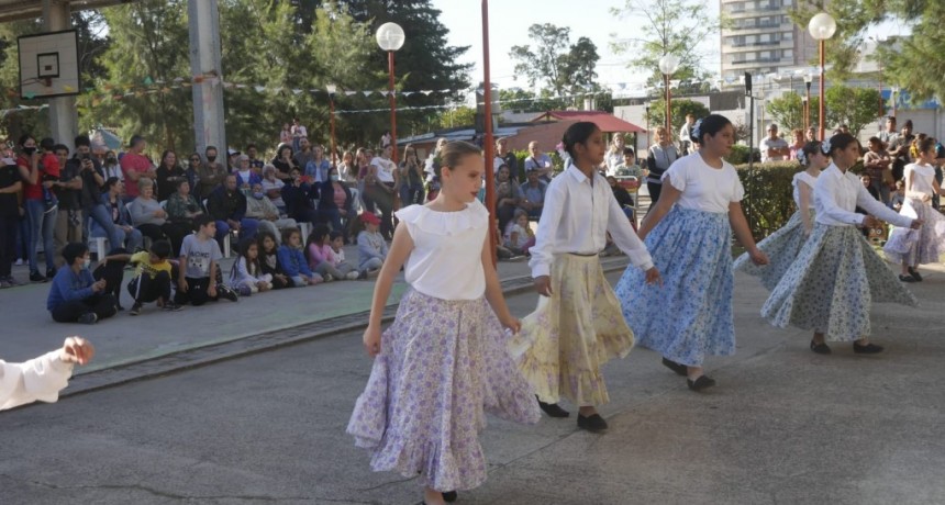 FERIA DE ARTESANOS EN EL PASEO DE LA HERMANDAD