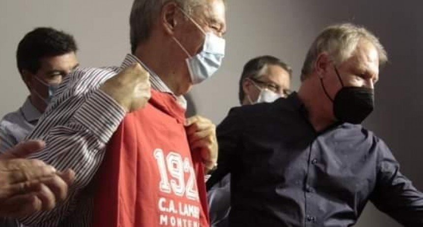 JUAN SCHIARETTI SE LLEVÓ LA CAMISETA DE LAMBERT