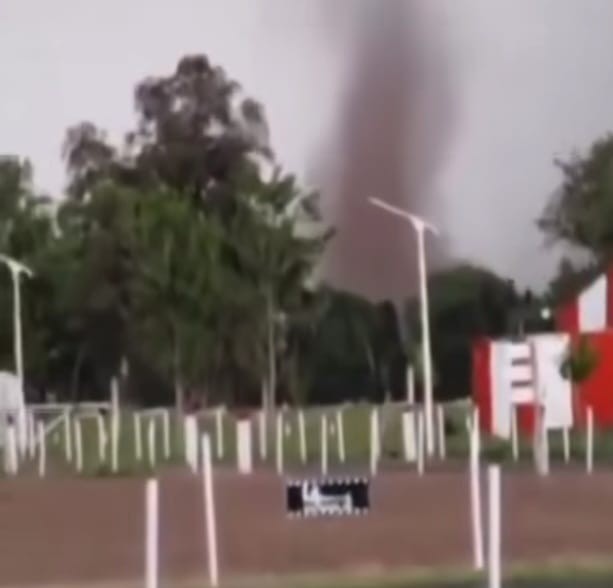 UN GRAN REMOLINO DE VIENTO QUE SE ASEMEJÓ A UN TORNADO