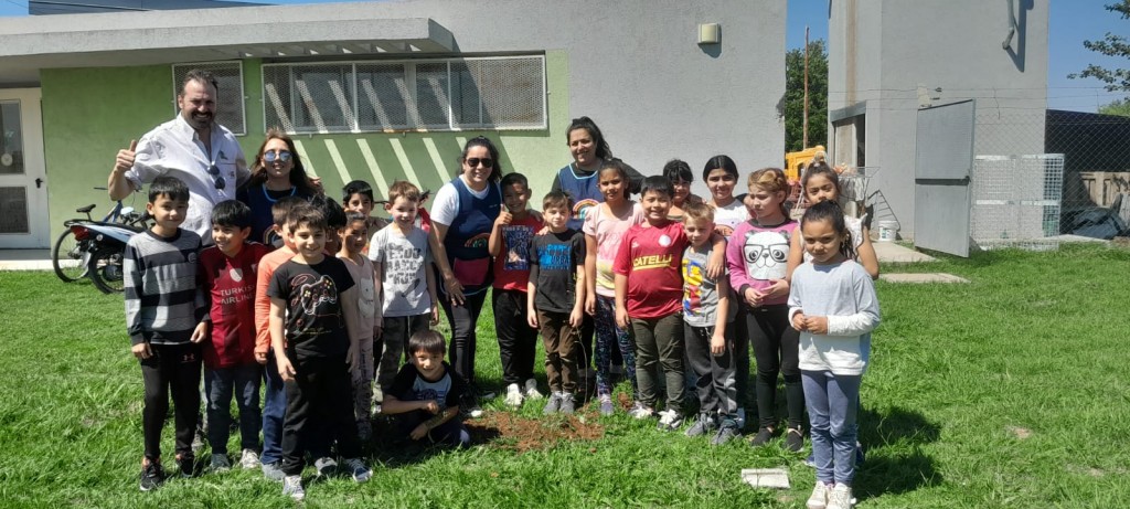 PLANTARON ÁRBOLES EN EL PREDIO DE UMANyF