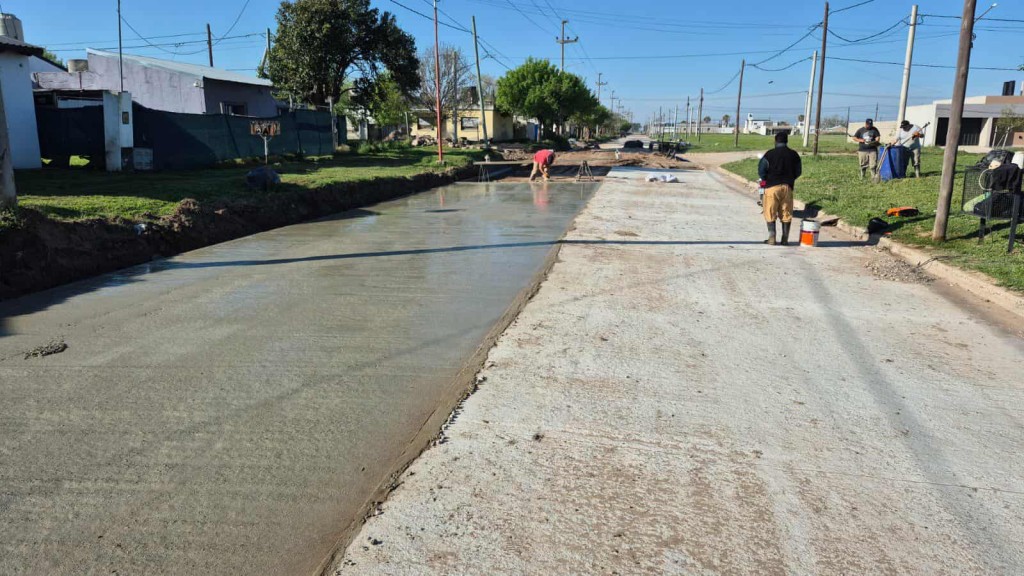 AVANCES EN PAVIMENTACIÓN DE CALLE LA PAMPA