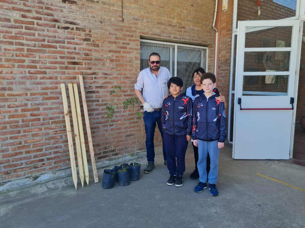 ENTREGA DE ÁRBOLES EN INSTITUCIONES ESCOLARES