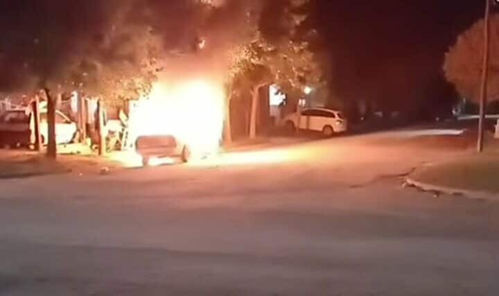 INCENDIO DE UN AUTO EN BARRIO BARRACAS