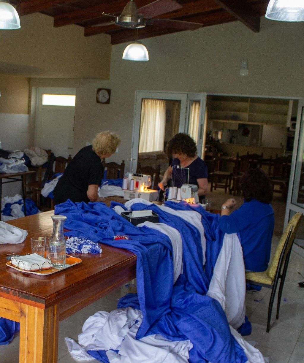 GRAN MOVILIZACIÓN CON LA BANDERA GIGANTE DE ARGENTINO