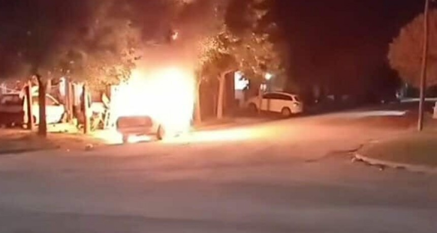 INCENDIO DE UN AUTO EN BARRIO BARRACAS
