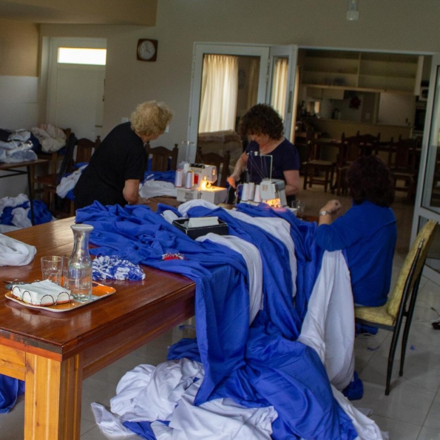 GRAN MOVILIZACIÓN CON LA BANDERA GIGANTE DE ARGENTINO