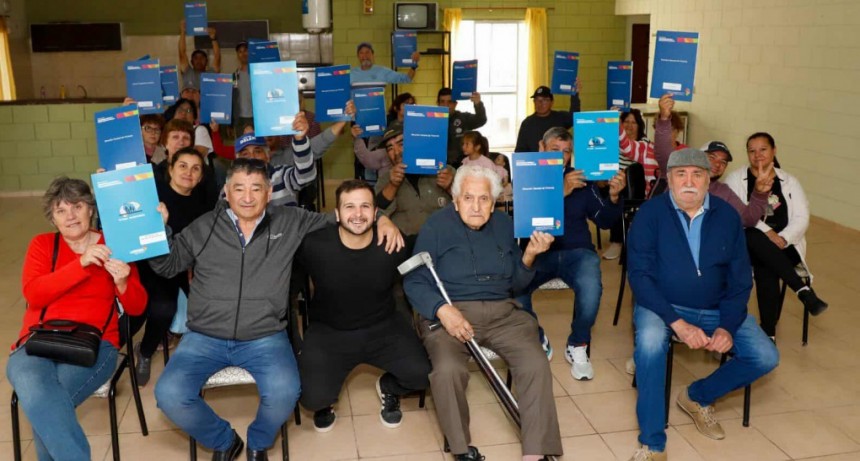 23 FAMILIAS RECIBIERON SU ESCRITURA