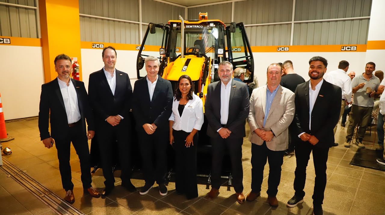 SEMTRACO PRESENT&Oacute; LA NUEVA JCB 3CX PLUS