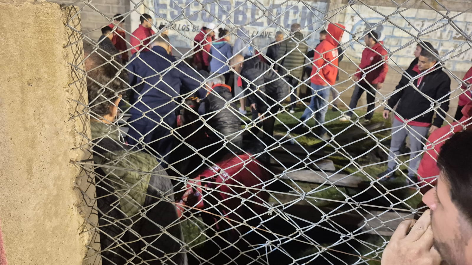 MARCOS JU&Aacute;REZ: CAY&Oacute; UNA TRIBUNA DE TABLONES